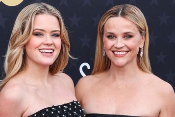 Reese Witherspoon et sa fille Ava Phillippe adoptent des looks assortis sur le tapis rouge, elles se ressemblent plus que jamais