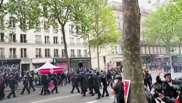 Violenze e scontri in testa al corteo del Primo Maggio a Parigi: le cariche della polizia