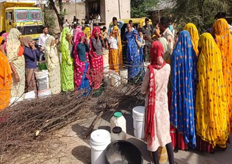 पेयजल समस्या : आक्रोशित महिलाएं  खाली बर्तन लेकर उतरी सड़क पर जमा लगा सुनाई खरी-खरी.....देखें वीडियो