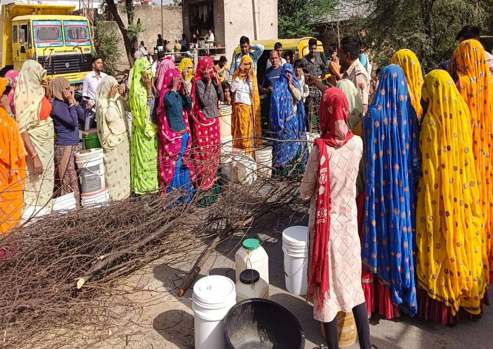 पेयजल समस्या : आक्रोशित महिलाएं  खाली बर्तन लेकर उतरी सड़क पर जमा लगा सुनाई खरी-खरी.....देखें वीडियो