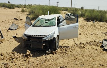 तनोट से रामगढ़ आ रही दो कारें एक साथ पलटी, चालक की मौत