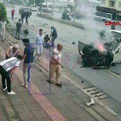 Kırmızı ışıkta geçti, yayalara ve ağaca çarptı: 1 ölü, 3 yaralı