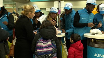 Trois enfants avec des billets « Junior & Cie » débarqués de leur TGV en gare de Roissy