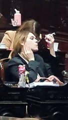 Lilia Lemoine aprovecha y retoca su maquillaje
