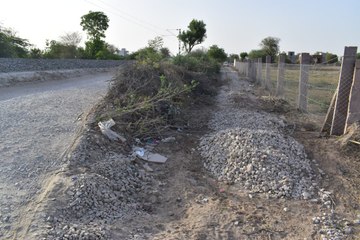 खेत मालिक की जिद, परेशान हो रहे शहरवासी