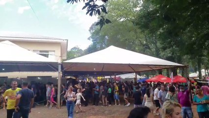 Hora do almoço! Costelões são servidos na Festa do Trabalhador