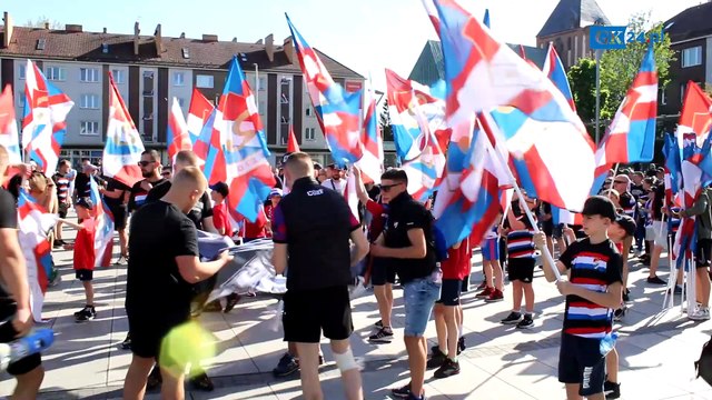 Przemarsz kibiców Gwardii Koszalin przez miasto