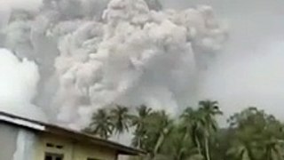 Eruption impressionnante du Mont Ruang en Indonésie