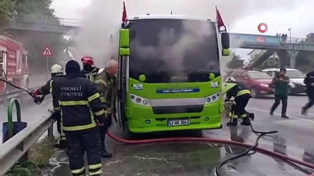 Özel halk otobüsünden yükselen dumanlar korkuya sebep oldu