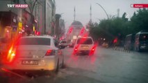 Ankara'da sağanak: Yollar göle döndü, araçlar yolda kaldı