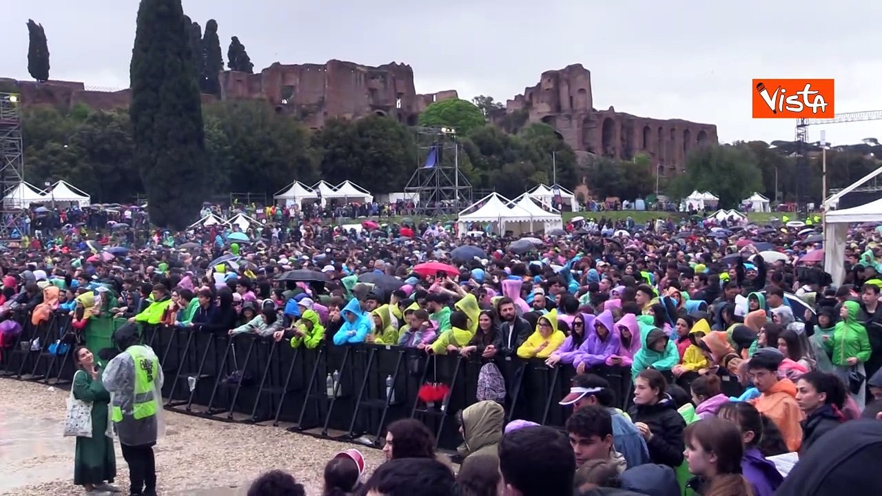 Il concertone del Primo Maggio sotto la pioggia al Circo Massimo
