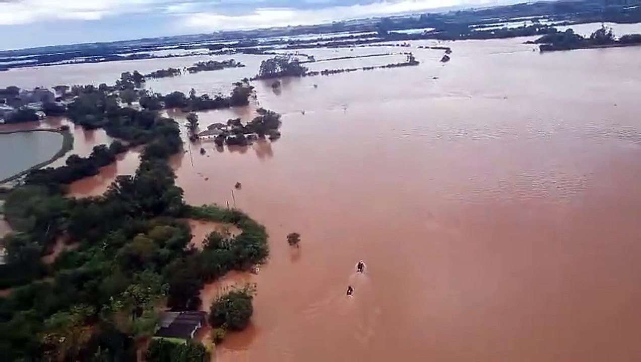 Fortes chuvas no RS deixam casas ilhadas