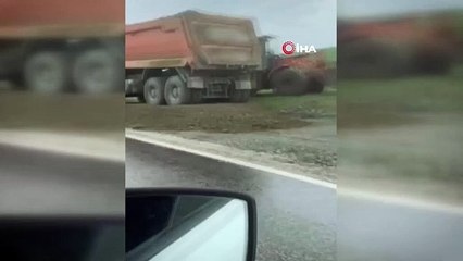 Moloz yığınını dökmek için damperi kaldırmasıyla kamyon asılı kaldı