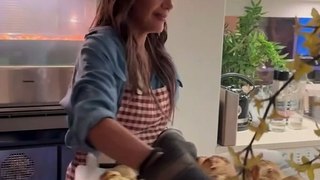 Η Δέσποινα Βανδή μπήκε ξανά στην κουζίνα - Η συνταγή για τα τσουρέκια που ξετρέλαναν τη Μενεγάκη
