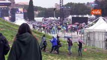 Concertone del Primo Maggio a Roma, il pubblico sotto la pioggia al Circo Massimo