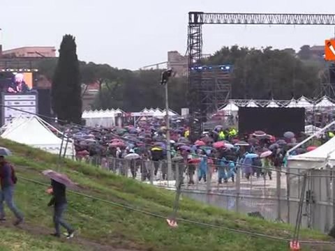 Concertone del Primo Maggio a Roma, il pubblico sotto la pioggia al Circo Massimo