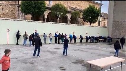 Murieta crucifica el 'mayo' en el frontón del pueblo