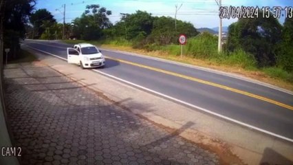 Casal salta de Fiat Uno em movimento e joga carro em ribanceira