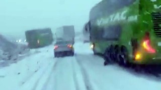 Video: largas filas de vehículos varados entre Bariloche y El Bolsón por la intensa nevada