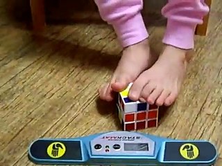 Cubo mágico resolvido em 3:07 e apenas com os pés
