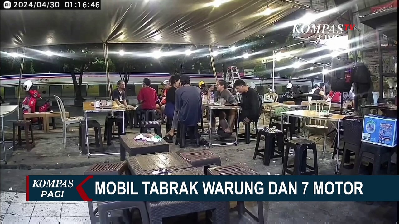 Detik-Detik Mobil Tabrak Warung dan 7 Motor di Cempaka Putih
