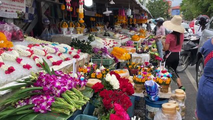 Warorot Market Flower Market in Chiang Mai and Colours of Loi Krathong