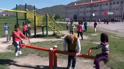 Kazada ölen kızlarının cenazesinin getirildiği evleri 6 yıl sonra kendilerine mezar oldu