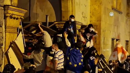 Gürcistan’da binler sokağa döküldü! Protesto başladı, parlamento kuşatıldı