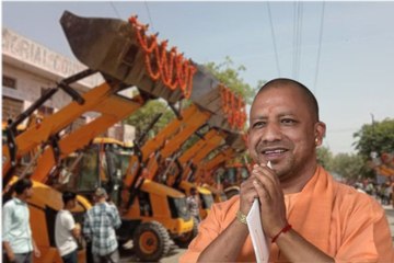 सपा के गढ़ में बुलडोजर के साथ गरजे सीएम योगी, रोड शो में उमड़ी भारी भीड़