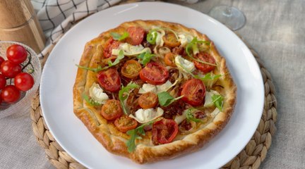 Tarta salada de hojaldre con beicon, queso de cabra y tomates