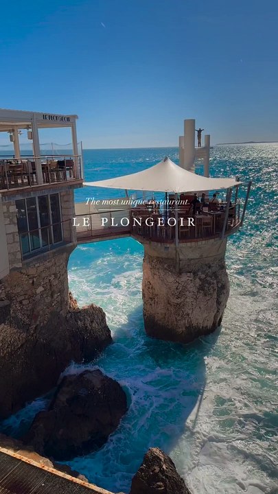 Cet endroit ressemble à un rêve  Posé sur un rocher à 6 mètres au dessus de la mer, le restaurant vous accueille dans ce lieu atypique chargé d'histoire.  Le Plongeoir, 60 boulevard Franck Pilatte, Nice  @cotedazurspots  #petitmauda #guide #pepite
