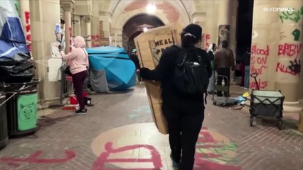 شاهد: اشتباكات واعتقالات.. الشرطة تحتشد قرب مخيم احتجاج مؤيد للفلسطينيين في جامعة كاليفورنيا