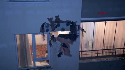 Kontrolden çıkan otomobil apartmanın 3. katına çarptı!