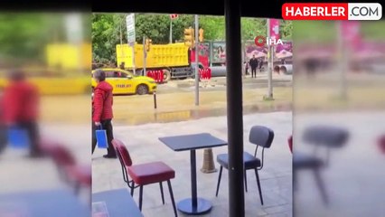 Kadıköy'de İBB'nin alt yapı çalışmaları sırasında rögar kapağı patladı, yollar göle döndü