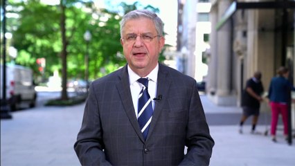 ترمب يستغل تجمّع كاميرات لتعويض غيابه الانتخابي.. وبايدن يقلص الفارق