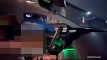 Aksi Berhubungan B*d*n di mobil