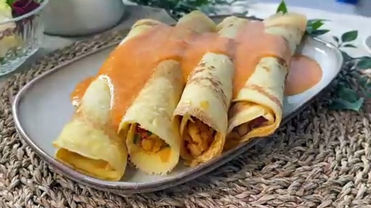 Crepes salados rellenos de calabacín y bacalao con salsa de pimientos rojos