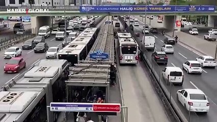 İstanbul'da metrobüs arızalandı, uzun araç kuyruğu oluştu