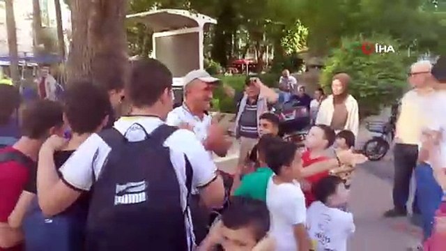 Denizli'de bir vatandaş hem oynadı, hem de para dağıttı