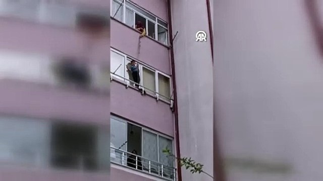 Balkon penceresi ile demir korkuluk arasında mahsur kalan çocuğu itfaiye kurtardı