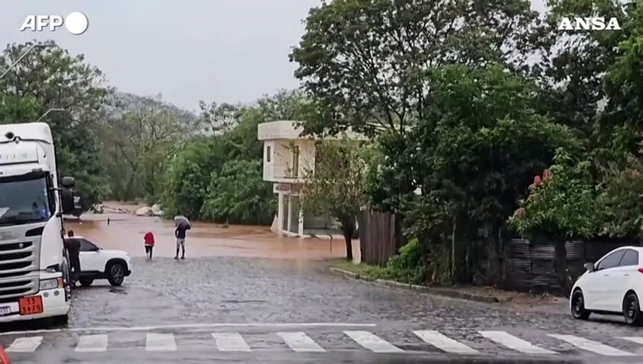Il maltempo colpisce il sud del Brasile, almeno 10 vittime e diversi dispersi