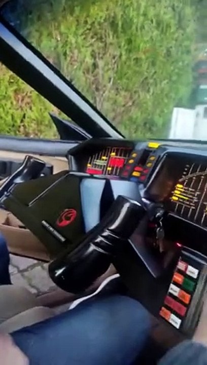 Farid à la voiture de k2000 Pontiac Firebird  de  la version 2 de   k2000 saison 2  1982