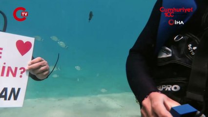 Fethiye’de deniz altında afişli evlilik teklifi