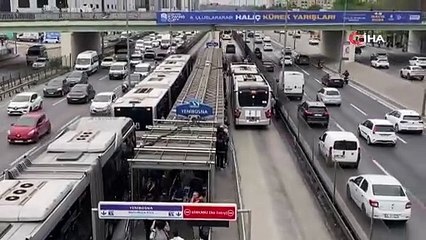 İstanbul yine bildiğiniz gibi! Metrobüs arızalandı, uzun araç kuyruğu oluştu