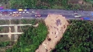 Le bilan atteint 48 morts dans l'effondrement d'une autoroute de l'horreur en Chine.  23 véhicules ont été trouvés dans la fosse qui s'est formée sous une brèche de 17,9 mètres de long qui s'est effondrée à flanc de montagne dans la province du Guangdong.