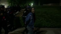 الشرطة الأميركية تعتقل طالبة خلال فض اعتصام المحتجين داخل حرم جامعة كاليفورنيا