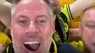 Video, Jamie Carragher ubriaco in curva del Borussia Dortmund