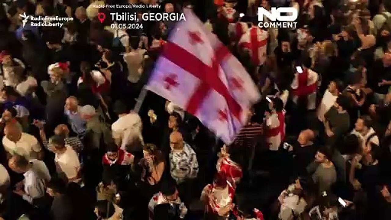 بالغاز المسيل للدموع وخراطيم المياه..شرطة جورجيا تفرّق المتظاهرين بعد دعم البرلمان لقانون مثير للجدل