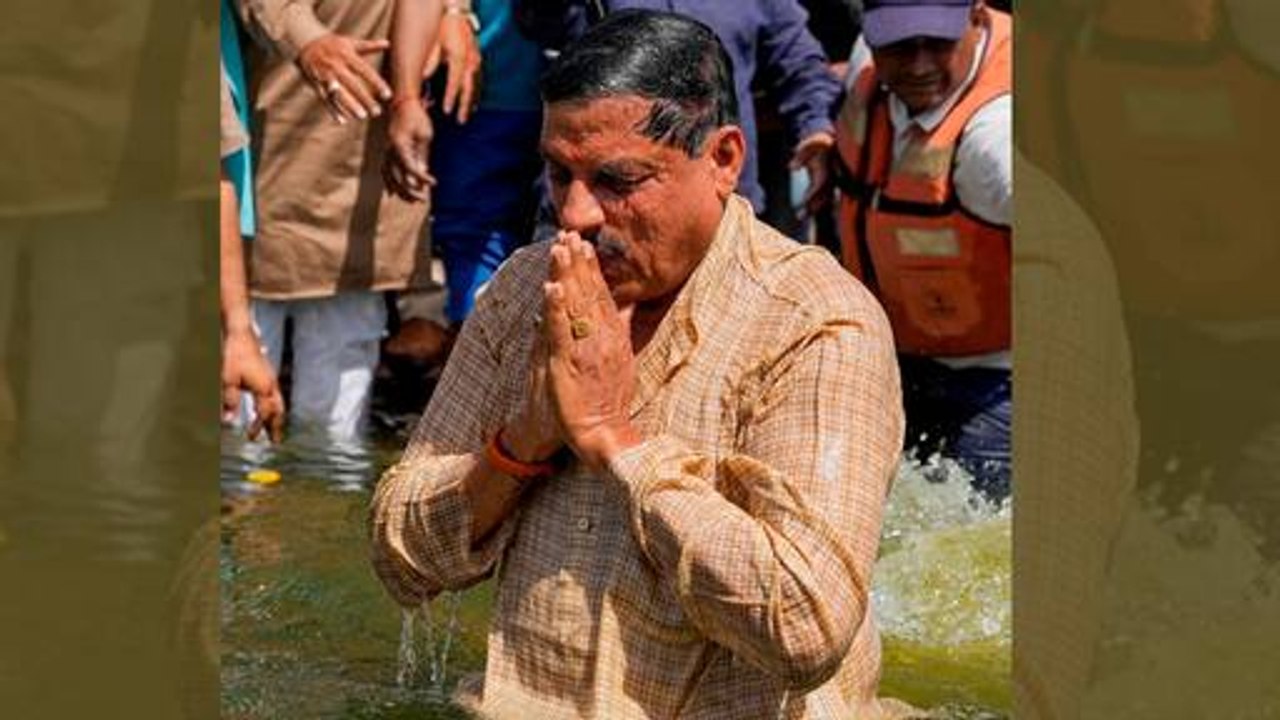 Dr. Mohan Yadav in Ujjain: दत्त अखाड़ा पहुंचे मुख्यमंत्री डॉ. मोहन यादव, शिप्रा स्नान कर लिया पुण्यलाभ