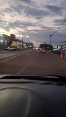 Homem é flagrado em cima de carro em movimento em Cafelândia
